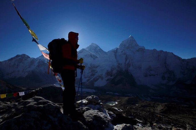 Un escalador divisa el monte Everest en el distrito de n Solukhumbu, Nepal.