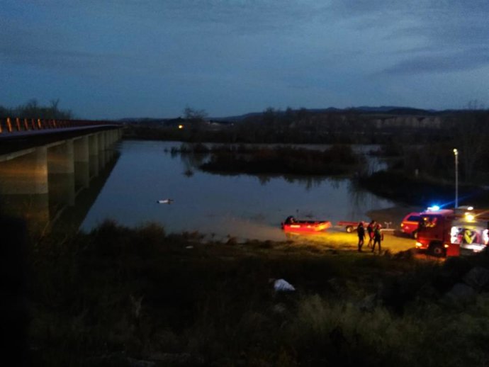 Fallece una persona al precipitarse su vehículo por el puente de la carretera A-126, en Alagón (Zaragoza).