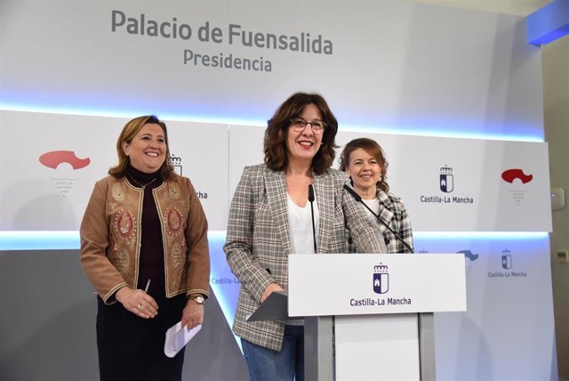La portavoz del Gobierno de C-LM, Blanca Fernández (c) en rueda de prensa.