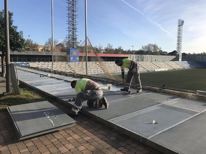 Se retira el vallado caído del estadio Ciudad de Alcalá de Guadaíra y se asegura su estructura