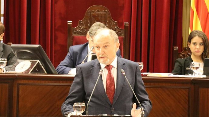 El diputado del PP Mariano Juan interviene en el pleno del Parlament.