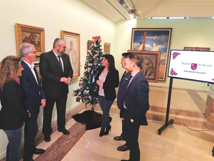 La consejera de Educación y Cultura, Esperanza Moreno, presentó hoy la programación de actividades culturales con motivo de la Navidad, acompañada de los responsables de las instituciones culturales de la Región
