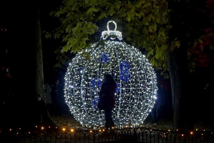 Bola de navidad gigante iluminada en el Real Jardín Botánico de Madrid.