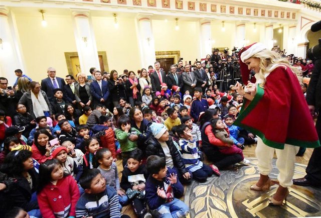 Jeanine Áñez con un grupo de niños