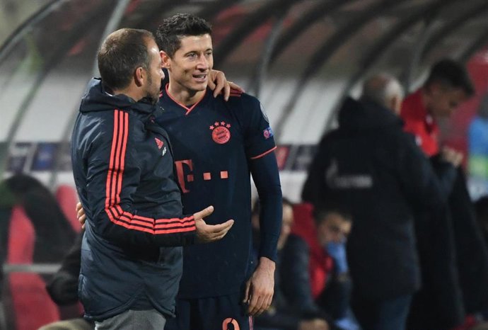 Hans-Dieter Flick habla con Robert Lewandowski durante el partido del Bayern ante el Estrella Roja en la Liga de Campeones