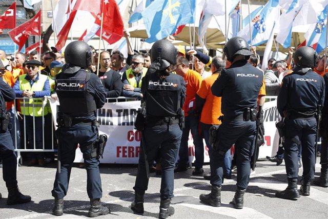 Manifestación de trabajadores de Alcoa ante al Congreso 