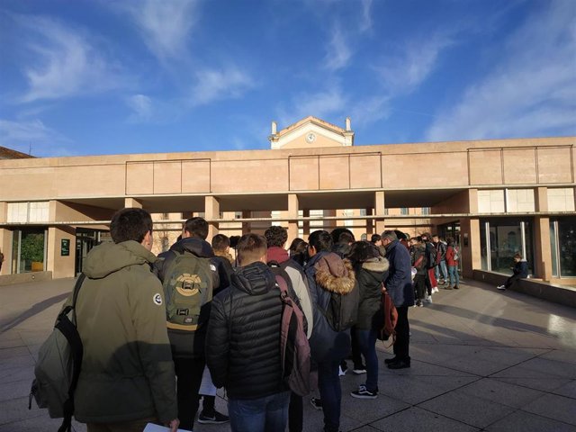 Alumnos de la privada han acudido a la Consejería de Educación tras la eliminación del cheque de Bachillerato