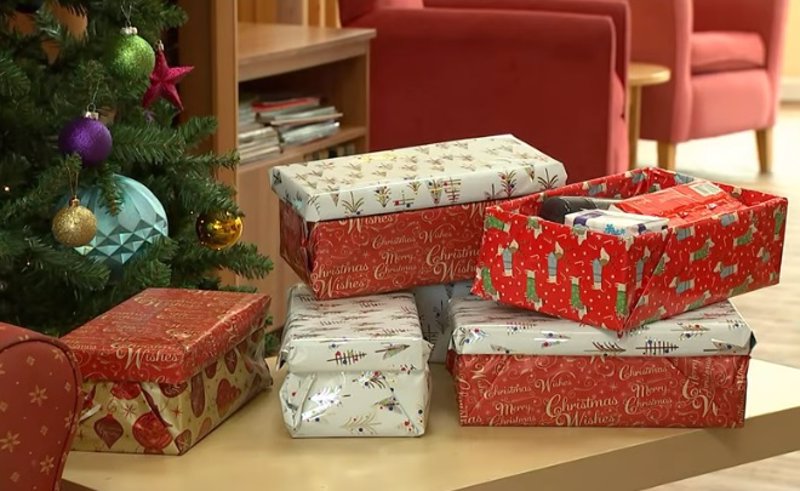 mujer 80 años reúne 500 cajas de zapatos para rellenarlas con juguetes y dársela a los más necesitados en Navidad