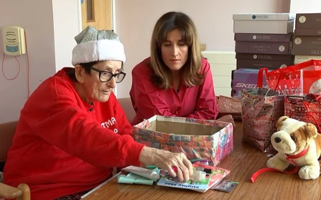 Una mujer de 80 años reúne 500 cajas de zapatos para rellenarlas con juguetes y regalárselas a los niños necesitados esta Navidad
