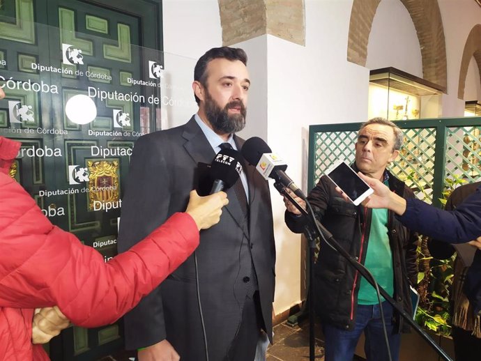 El portavoz de Vox en la Diputación de Córdoba, Rafael Saco, atiende a los periodistas.