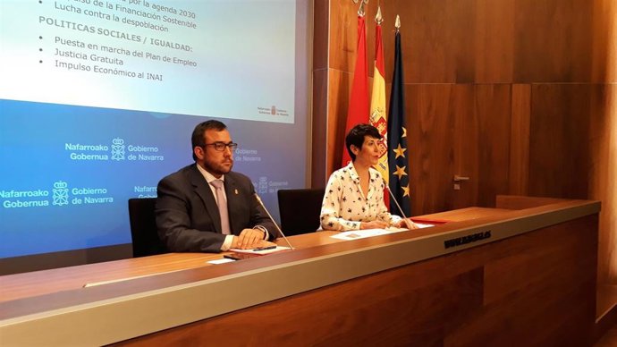 El vicepresidente del Gobierno de Navarra, Javier Remírez, y la consejera de Economía y Hacienda, Elma Saiz, en rueda de prensa.
