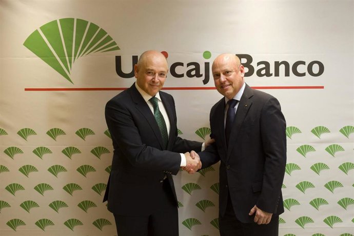 El director de Relaciones Institucionales y con Grupos de Interés y Sociales de Unicaja Banco, Fernando Ríos, y el presidente de la Asociación de Donantes de Sangre de Málaga La Gota Roja, Carlos Guirado.