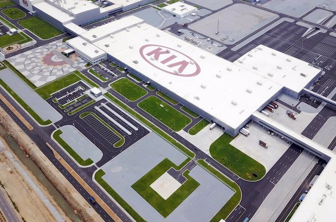 Kia Motors inaugura su nueva fábrica de 2,16 kilómetros cuatrados en Anantapur (India) tras una inversión de 987,9 millones de euros.