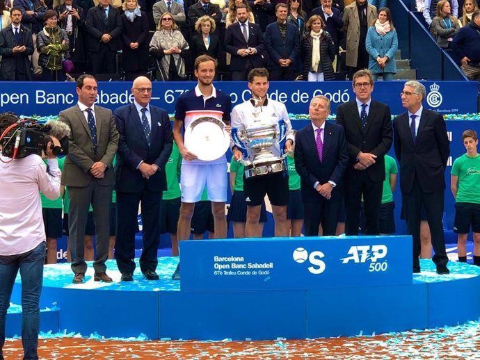 El tenista austriaco Dominic Thiem junto a Daniil Medvedev tras la final del Barcelona Open Banc Sabadell 2019