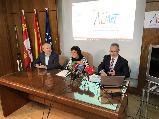Mercedes Martín comparece junto al delegado de Aemet, Pablo Álvarez (dcha), y el subdelegado en Valladolid, Emilio álvarez (izda).