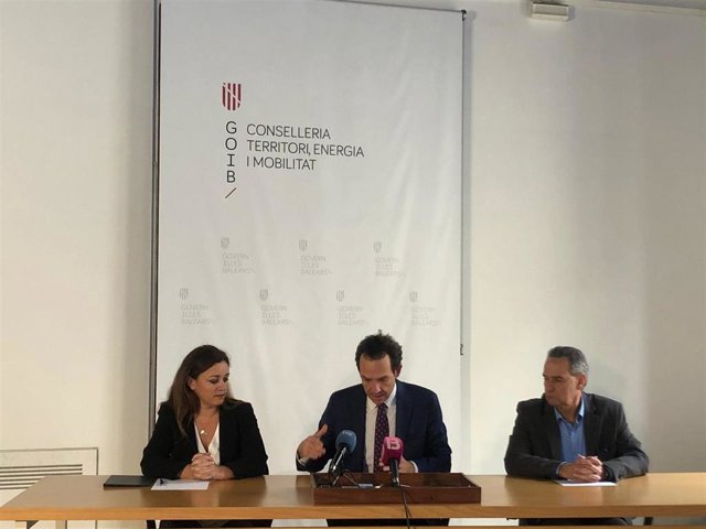 El conseller de Movilidad y Vivienda, Marc Pons, y la presidenta del Consell de Formentera, Alejandra Ferrer