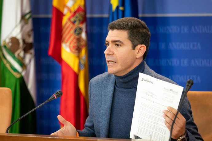 El portavoz parlamentario de Ciudadanos, Sergio Romero, en rueda de prensa.
