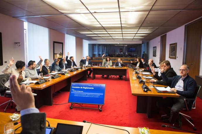 Votación en la comisión de Reglamento del Parlamento de Navarra