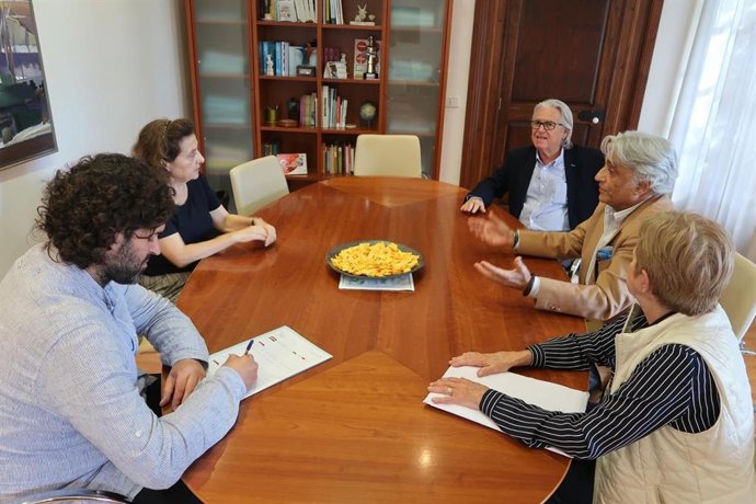 La consellera de Asuntos Sociales y Deportes del Govern, Fina Santiago, se ha reunido este miércoles con los representantes de la Fundación Banco de Alimentos de Mallorca.