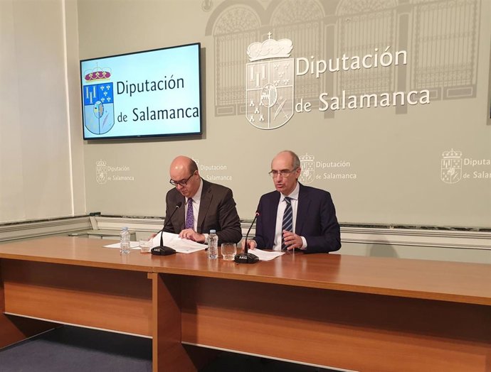 Javier Iglesias (D) Presenta El Plan Provincial De Carreteras 2019-2020 Junto A Carlos García Sierra (I).