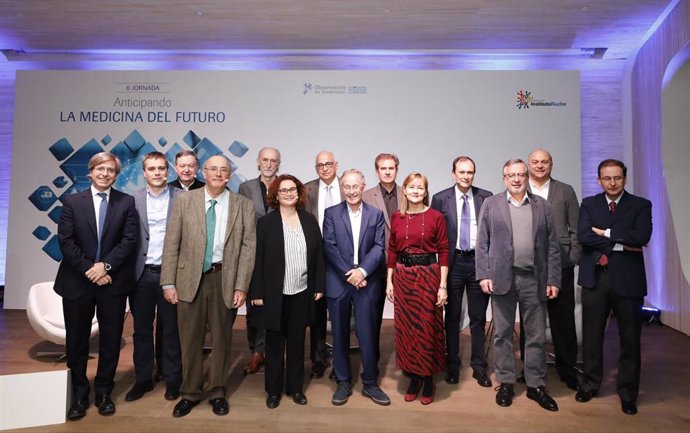 Foto de familia de los ponentes en la jornada junto a los miembros del Observatorio y los responsables de la Fundación Instituto Roche, Consuelo Martín de Dios y Federico Plaza