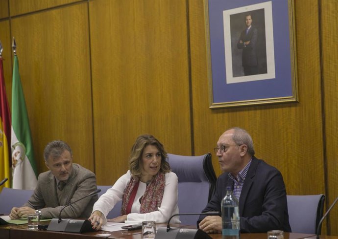 La secretaria general del PSOE-A, Susana Díaz, interviene en la reunión del Grupo Socialista. En la imagen, Susana Díaz junto al secretario de rganización del PSOE-A, Juan Cornejoy el portavoz  parlamentarioJosé Fiscal en el Parlamento de Andalucía