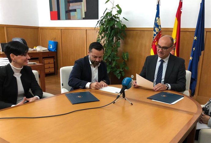 Angel Pineda y Manuel Palomar firman el acuerdo de patrocinio