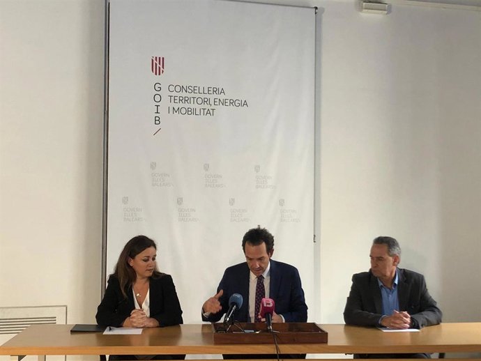 El conseller de Mobilitat i Habitatge, Marc Pons, i la presidenta del Consell de Formentera, Alejandra Ferrer