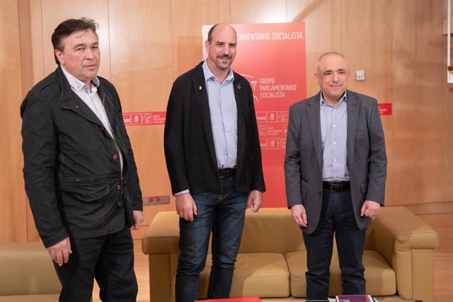 El diputado de Teruel Existe en el Congrso, Tomás Guitarte; con el secretario general del Grupo Socialista, Rafael Simancas; y el senador de Teruel Existe, Juaquín Egea