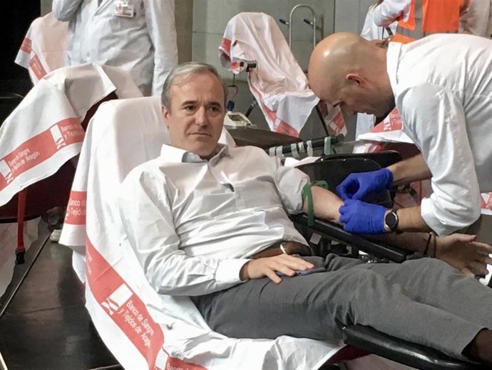 El alcalde de Zaragoza, Jorge Azcóm, participa en la Maratón d eNavida de Donación de Sangre