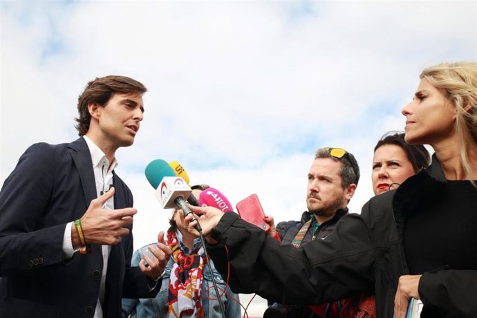 Pablo Montesinos, candidato del PP por Málaga al Congreso y vicesecretario de Comunicación del PP, atiende a los periodistas en Campillos (Málaga).
