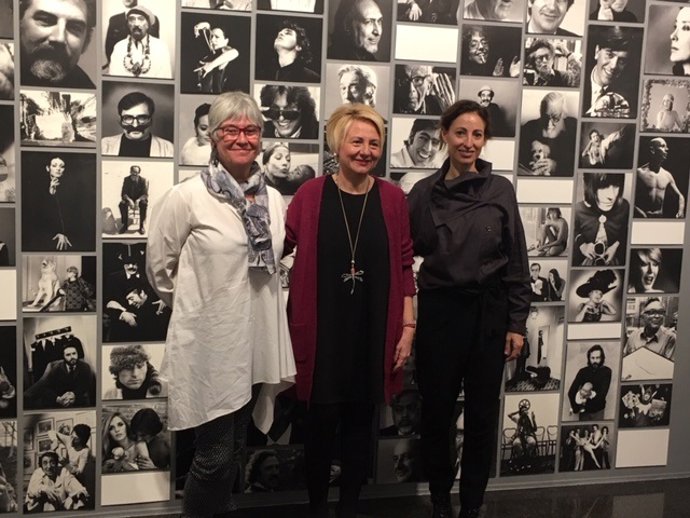 Exposición Colita En El Caf