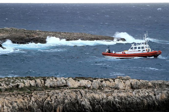 Barco de la Guardia Costera cerca de Lampedusa