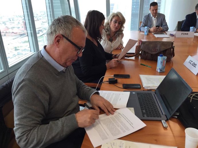 Firma del acuerdo de registro de jornada en banco