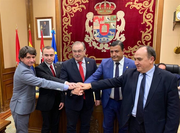 Los portavoces de los grupos tras el acuerdo.