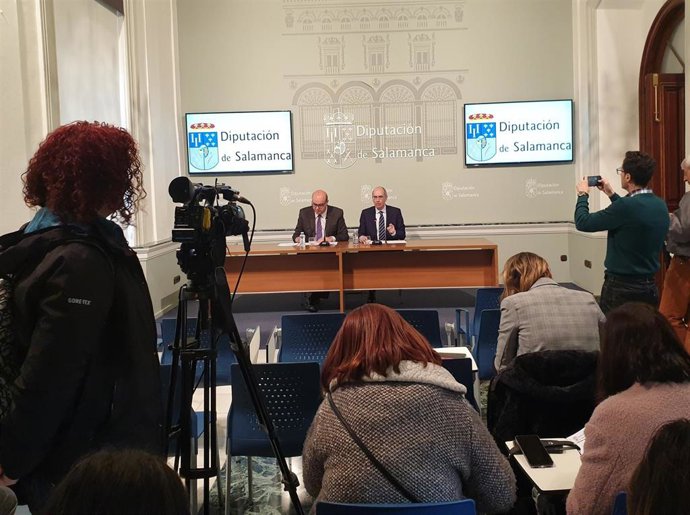 Javier Iglesias (d) en una rueda de prensa este miércoles en la Diputación de Salamanca.