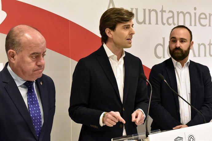 Manuel Barón, Pablo Montesinos y  Mario Cortés en una rueda de prensa en Antequera (Málaga)