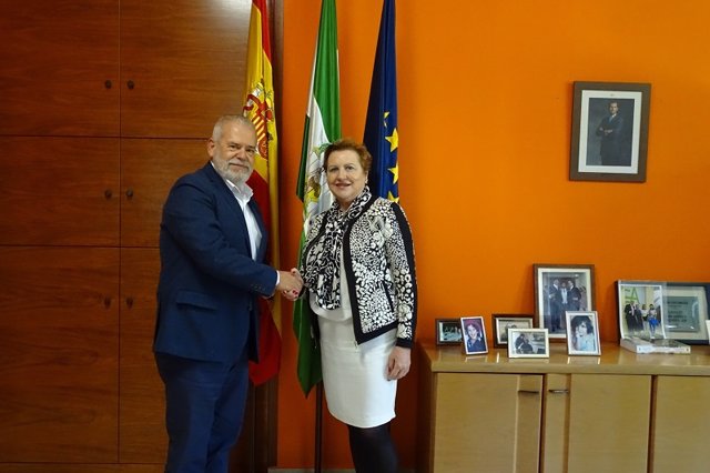 La directora gerente de la EASP, Blanca Fernández-Capel, junto al presidente de Alergosur, Pedro Guardia, cerrando el acuerdo de trabajo entre ambas instituciones.