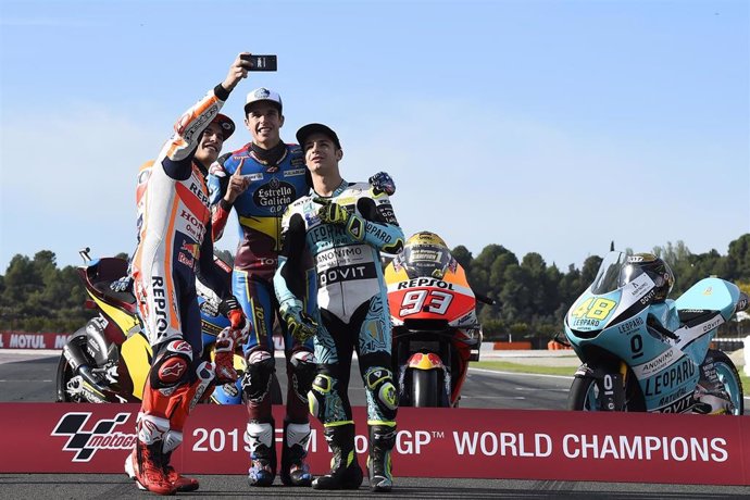 Marc Márquez hace el 'selfie' de los campeones del mundo de 2019 junto a su hermano lex y el italiano Lorenzo Dalla Porta
