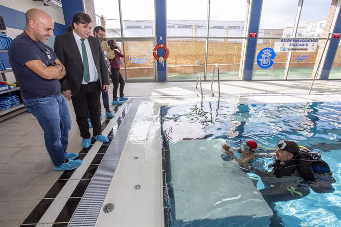 El alcalde de Huelva, Gabriel Cruz, visita el belén subacuático de BUSF.