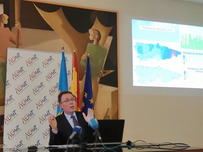 El delegado territorial de la Aemet en Asturias, Ángel Gómez, en rueda de prensa.