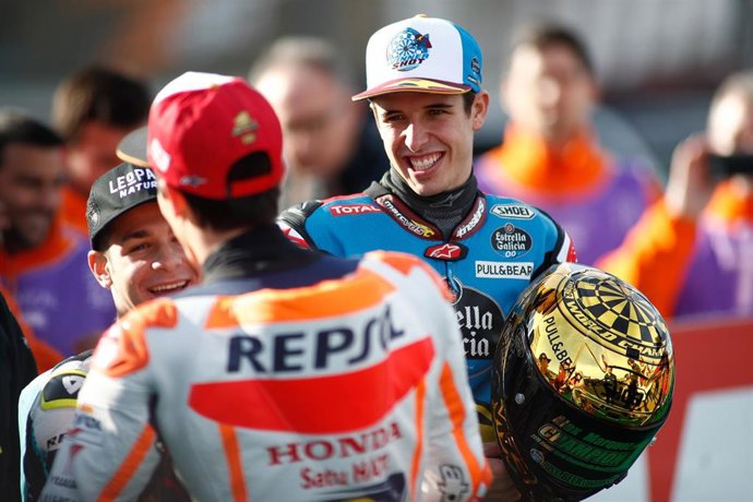 Alex Marquez sonríe junto a su hermano Marc en el Circuit Ricardo Tormo