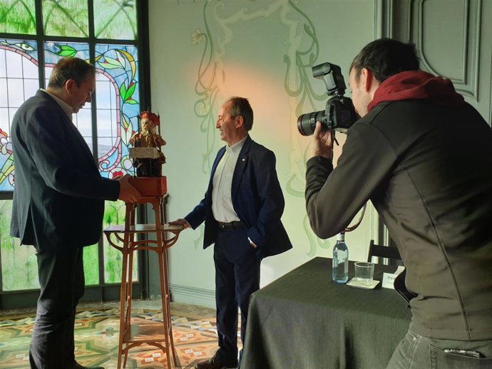 Pedro Pérez (i) y Jesús Juanes (d) delante de uno de los autómatas de la Casa Lis de Salamanca.