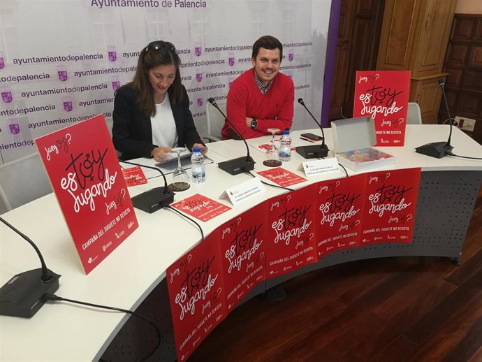 Martín (I) y Torres presentan la campaña del juguete no sexista 'Estoy jugando'.