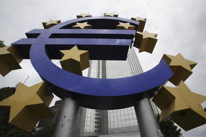 The Euro sign sculpture stands in front of the headquarters of the former European Central Bank (ECB) in Frankfurt June 10, 2010. The large blue and yellow sculpture was made by German artist Ottmar Hoerl in 2001. Picture taken June 10, 2010.  REUTERS/R