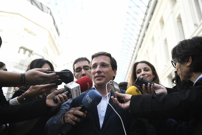 El alcalde de Madrid, José Luis Martínez-Almeida, ofrece declaraciones a los medios de comunicación durante la inauguración de la Verbena del Centenario del Palacio de Cibeles en Madrid (España), a 25 de octubre de 2019.