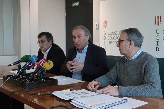 (I-D) El Director General Antoni Morante, El Conseller Martí March Y El Director Del Iaqse, Antoni Bauz.