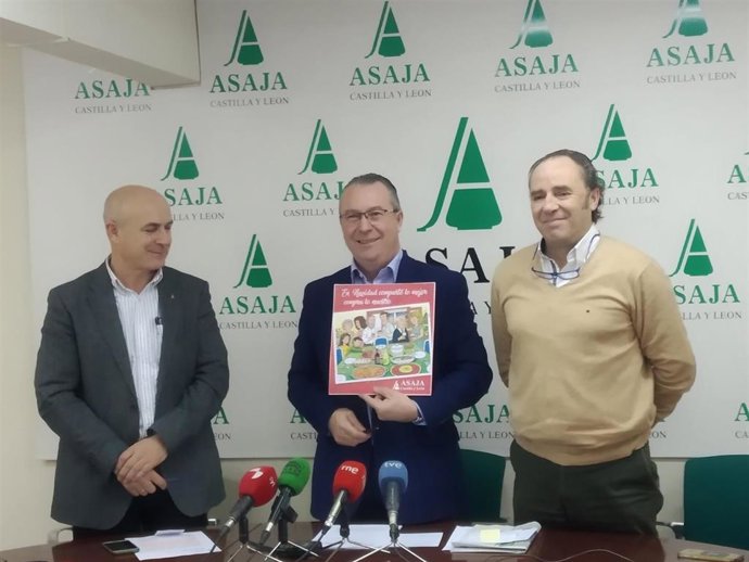 El presidente de Asaja CyL, Donaciano Dujo, sostiene el cartel de la campaña de Navidad.