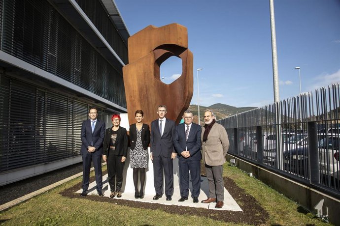 Inauguración de la escultura en Cinfa.