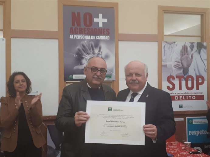 El consejero de Salud, Jesús Aguirre, entrega los premios del concurso de carteles cotnra las agresiones a profesionales sanitarios